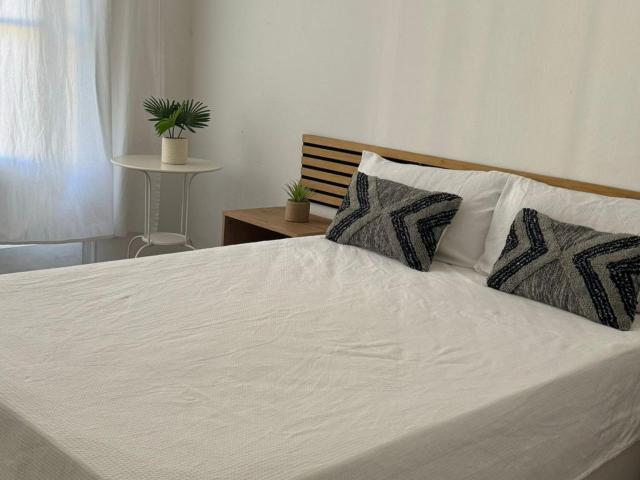 Interesting double bedroom with a balcony, near Parc de Joan Miró