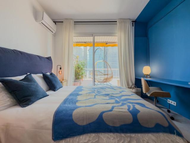Double ensuite bedroom with a direct close up view of the Sagrada Familia
