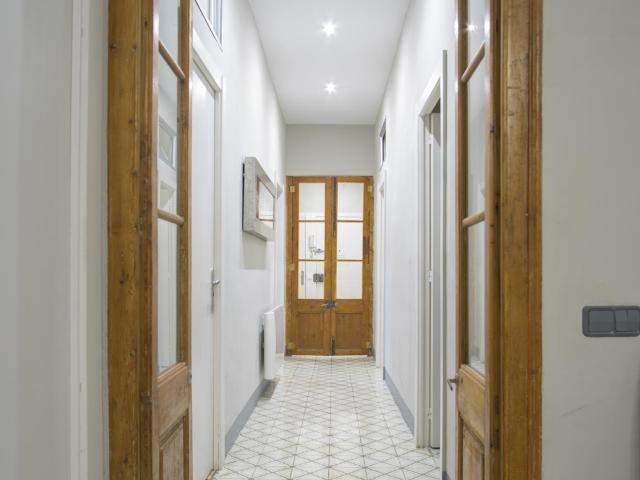 Interior single bedroom in central El Raval, in Ciutat Vella