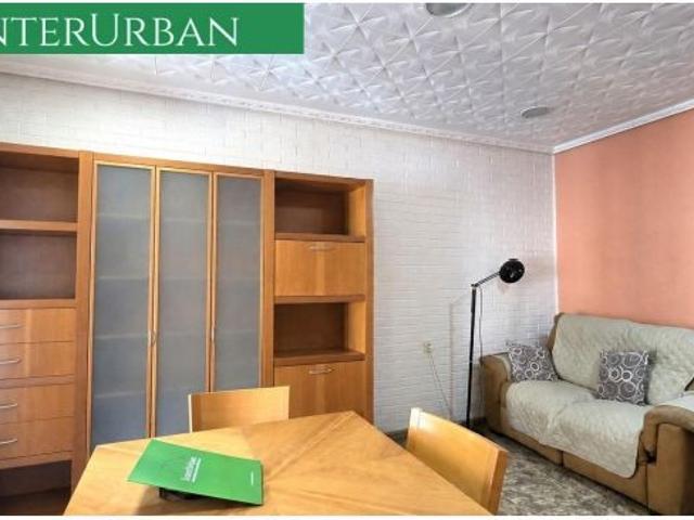 Interurban vende Amplio piso de 3 dormitorios con balcón y galería en Llíria
