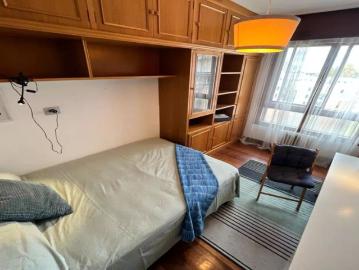 Intimate room with desk in 5 bedroom apartment in Begoña