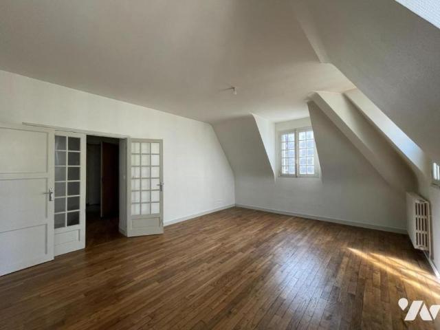 INTRA MUROS T3 de 77m² carrez à LOUER 3ème étage Grenier Place de parking possible en sus