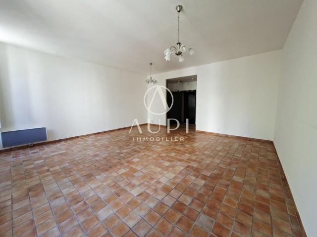 Intra Muros Rare ! T3 lumineux avec garage au coeur du centr. 85m² Avignon