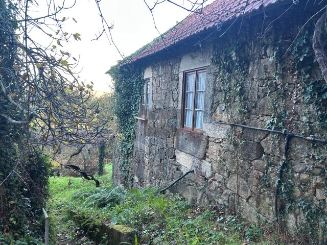 Investimento com charme rural: casa de pedra e 3.780 m² de terreno em Covas
