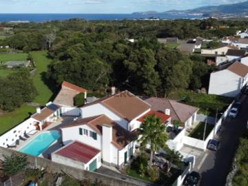 Investimento de Luxo em São Miguel: Moradia com 3 Unidades Independentes e Rentabilidade Provada
