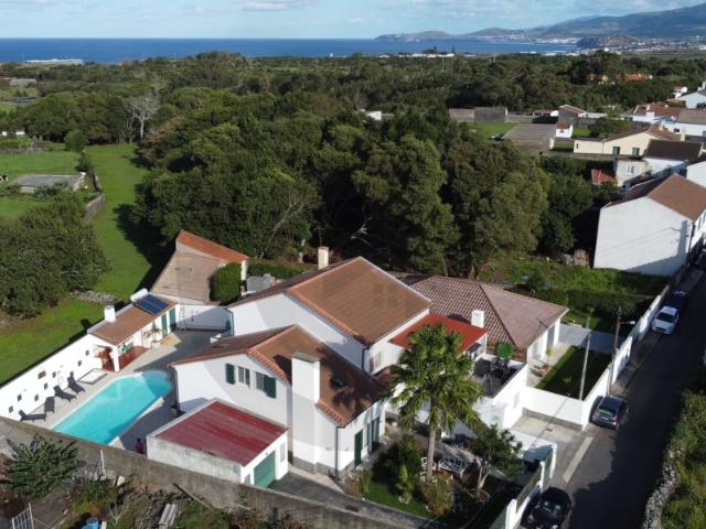 Investimento de Luxo em São Miguel: Moradia com 3 Unidades Independentes e Rentabilidade Provada
