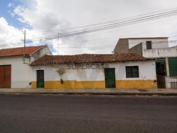Investimento em Alpiarça: Prédio para Reconstrução com 2 Habitações e Quintal de 350 m²