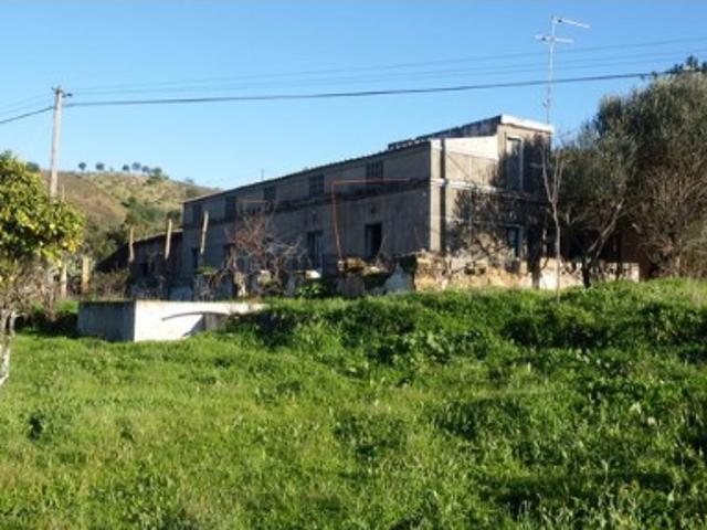 INVESTIMENTO INCRÍVEL! AMPLA MORADIA TRADICIONAL COM PROJETO JÁ APROVADO, INCLUINDO ANEXO E COM VISTA PARA O CAMPO E PARA O RIO, NUM TERRENO DE 5.840,90 M². PRÓXIMO DA TAVIRA E SANTA CATARINA
