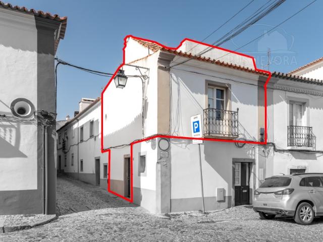 Investimento no Centro Histórico de Évora | Moradia T2 com Terraço e Rendimento até 2027