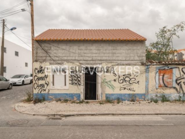 Investimento Único no Montijo: Propriedade com 3 Unidades Independentes