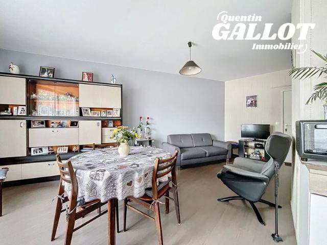 Investissez en toute sérénité: Perle, Appartement F2 vendu loué à MarlySitué dans une résidence calme et bien entretenue de Marly, à 2 pas de Valenciennes, ce charmant appartement en rez