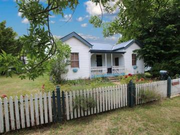 Adaminaby, Snowy River, Victoria - Equipped kitchen