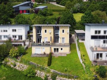 Investment: Schöne Doppelhaushälfte langfristig vermietet