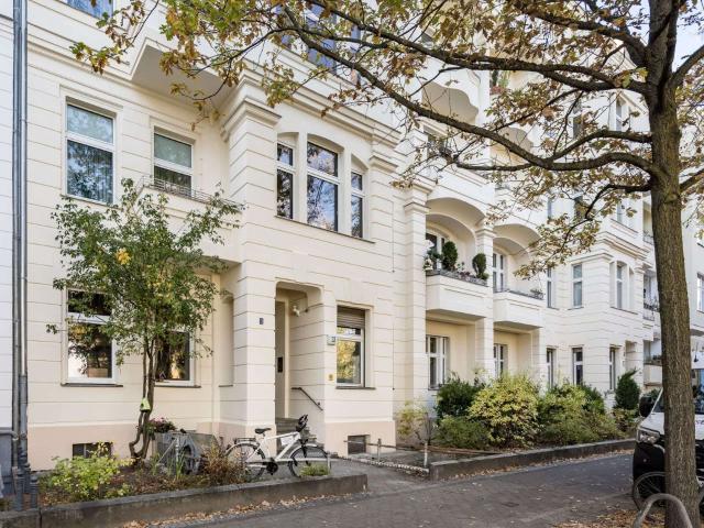Investmentmöglichkeit auf der Schöneberger Insel: Charmante 3 Zimmer Altbauwohnung