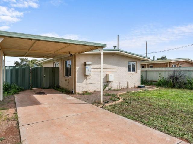 Investor Alert! Cashflow Winner! Renovated Brick with Strong 7.5% Rental Yield! Rent Ready & Returning! Act Fast Rare Opportunity!