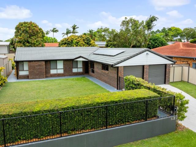 INVESTOR & FAMILY ALERT: A RARE GEM IN MEADOWBROOK'S PRIME POCKET!