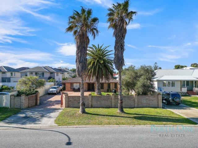 INVESTORS & DEVELOPERS or FAMILY HOME 1187m² R30 BLOCK, STEPS TO THE COAST