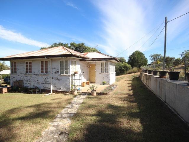 Investors Delight Quaint Cottage in Great Location