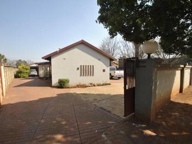 investors dream home with 5 fully o.