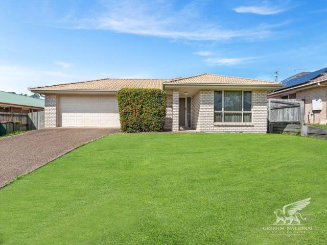 Investors & Families! 4 Bedroom Home With Multiple Living Areas!