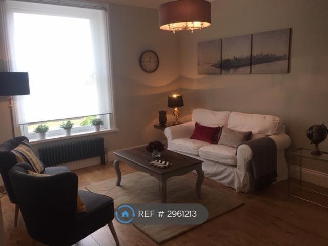 Invermene House, Epsom KT17, 2 bed flat to rent, £1,800 pcm | PrimeLocation