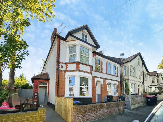 Inverness Avenue, Westcliff On Sea SS0, 2 bed flat to rent, £1,250 pcm | PrimeLocation