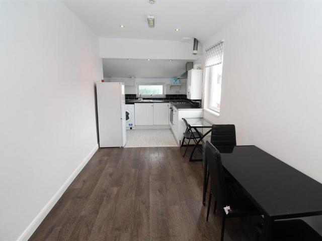 Inverness Place, Cardiff CF24 3 bed flat to rent £1,590 pcm £367 pw