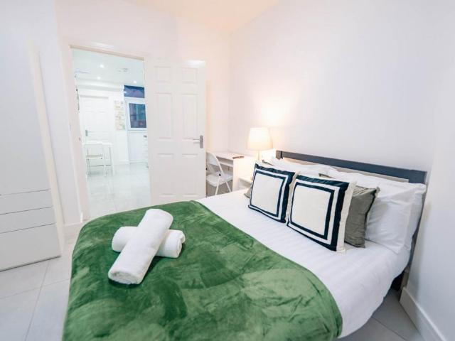 Inverness Place, Roath 1 bed flat to rent £850 pcm £196 pw