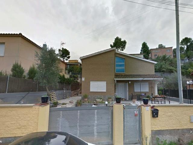 Inversión estratégica en Vacarisses: vivienda unifamiliar con parcela de 634 m² en cesión de remate
