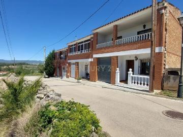 Casa adosada con inquilino y rentabilidad desde el primer día junto al Parque del Foix