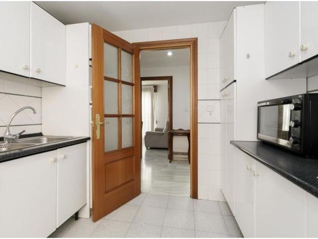Inversión Segura en Granada: Piso Exterior y Luminoso en Zona Hipercor