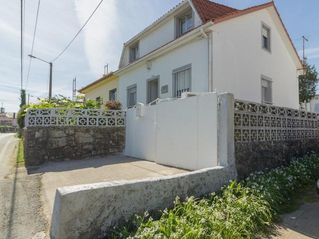 ¡Inversión Perfecta en Ferrol! Tres Viviendas en Una ✨