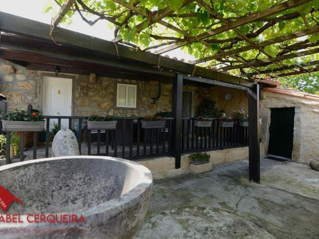 Propiedad única en el Baixo Miño: casa en planta baja con finca y piscina