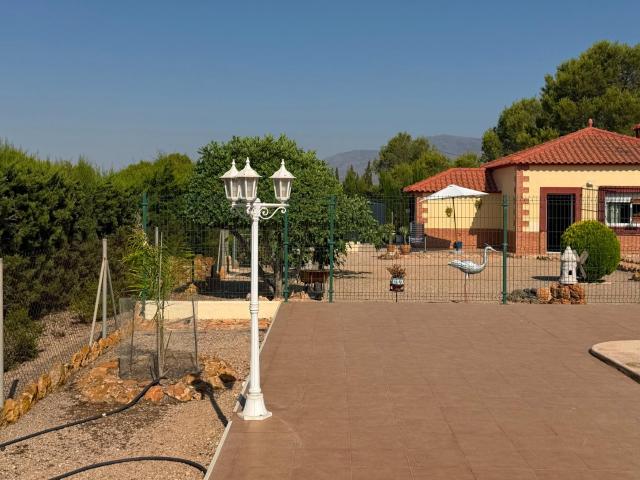 Invierta en una finca excepcional con piscina, pista de tenis y gran potencial turístico
