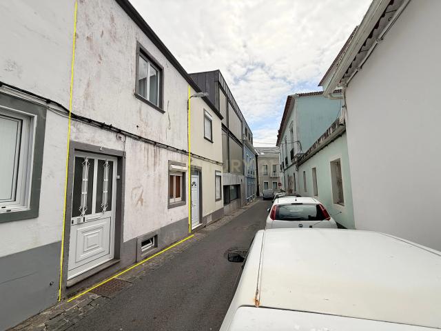 Invista no Centro de Ponta Delgada – Moradia com Enorme Potencial