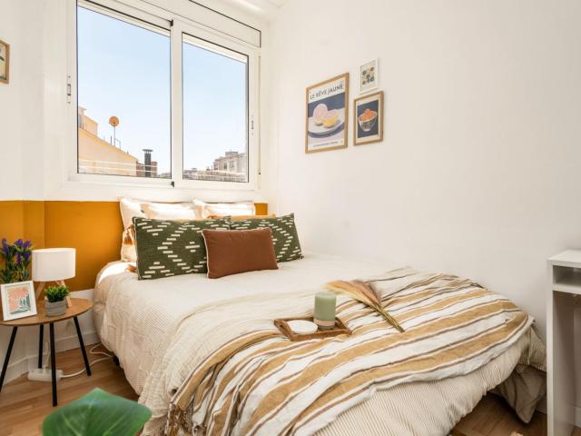 Inviting double bedroom close to the Mercat Nou subway station