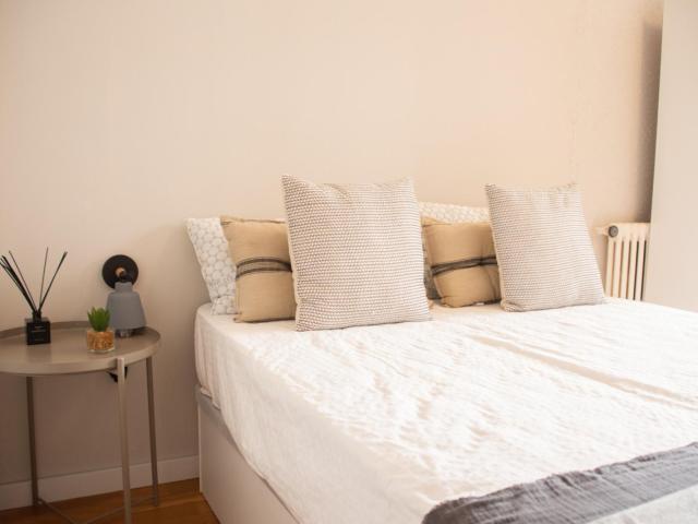 Inviting double bedroom flat near Girona station