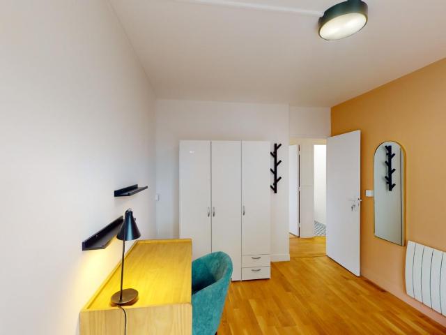 Inviting double bedroom in the Chartrons district