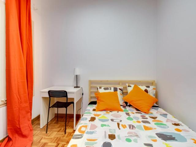 Inviting double bedroom in a 10 bedroom student flat, in Esquerra de l'Eixample