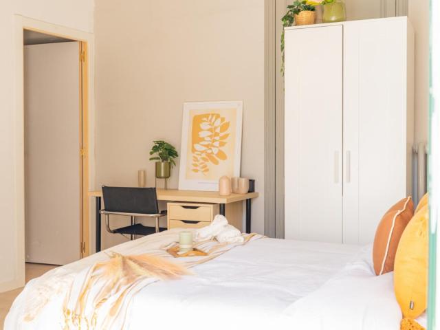Inviting double bedroom in central Sant Pere, Santa Caterina i la Ribera