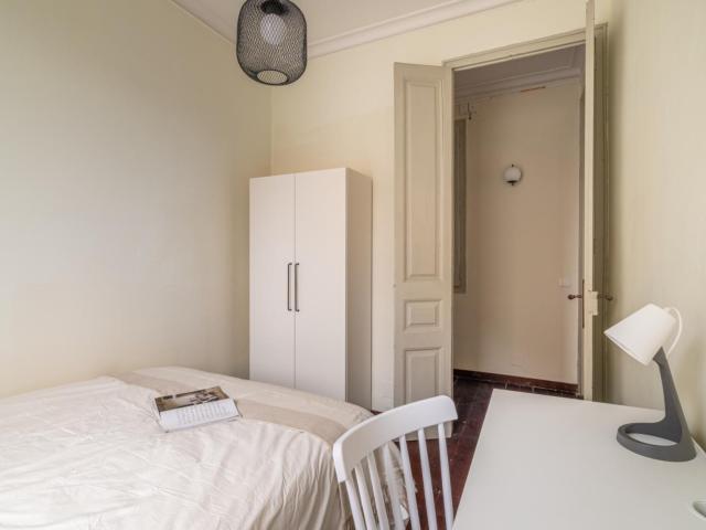 Inviting double bedroom in Diagonal station