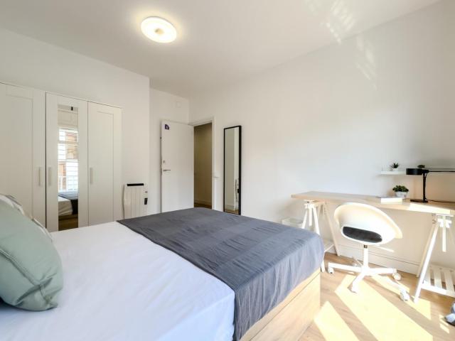Inviting double bedroom in Dreta de l'Eixample