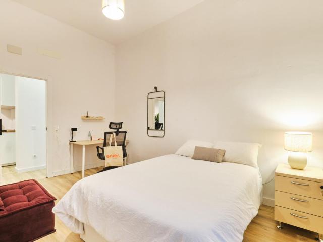 Inviting double bedroom near Plaça de l'Ictineo