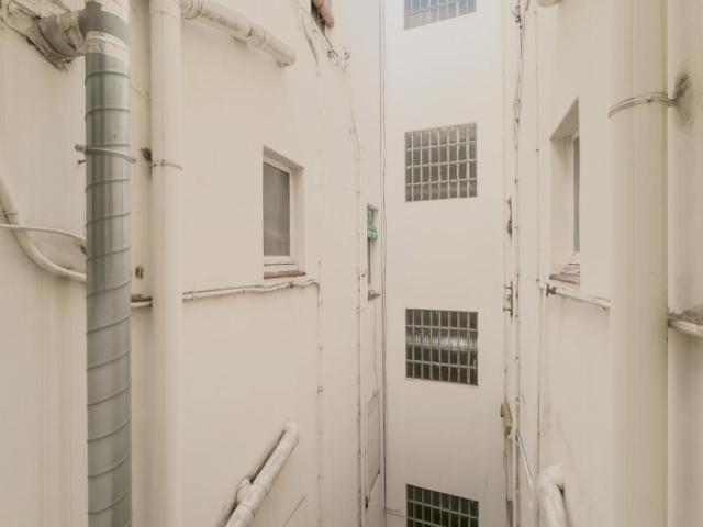 Inviting double bedroom near the Sants Estació metro