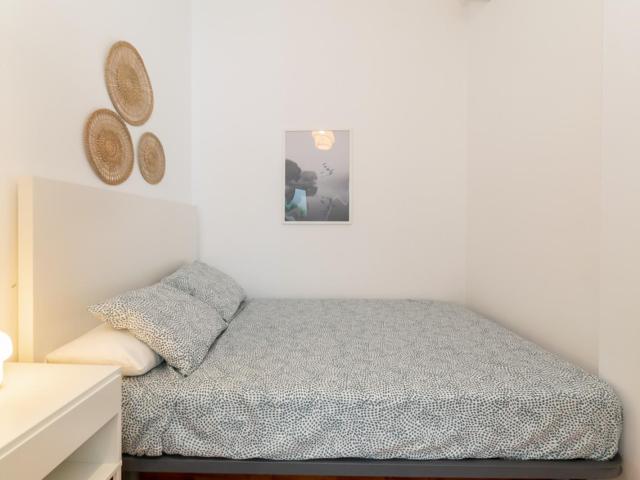 Inviting double bedroom near Universitat der Barcelona