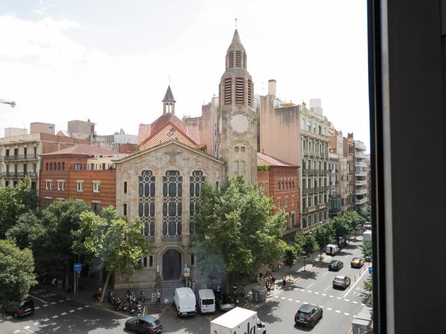 Inviting double bedroom near universitat station
