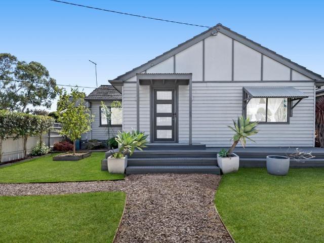 Inviting Family Home in Prime Avondale Heights Location