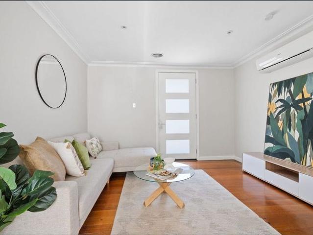 Inviting Family Home in Prime Avondale Heights Location