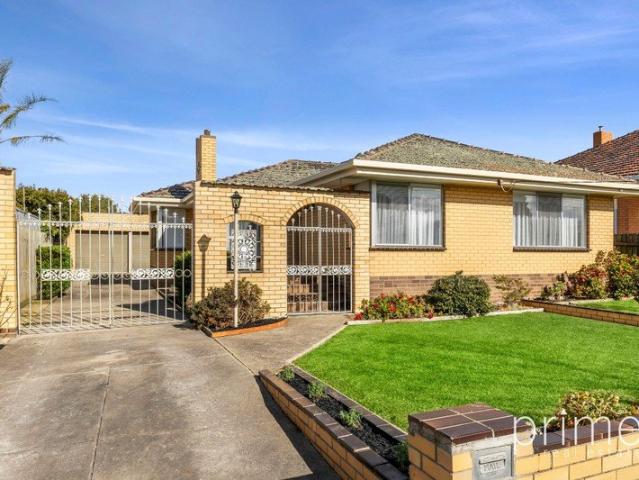 Inviting Home, Superbly Located!