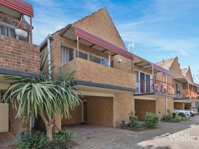 Inviting north facing townhouse, walk everywhere location